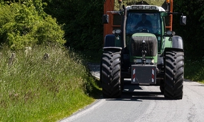 Quels pneus agricoles choisir pour un usage routier ?